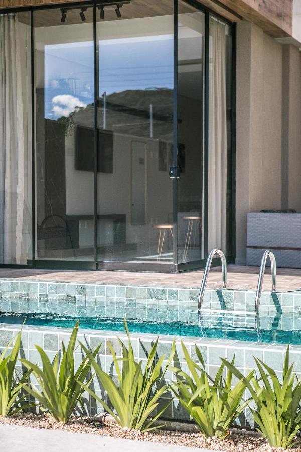 Casa Requinte, 4 Suites , Piscina II Балнеаріу-Камборіу Екстер'єр фото